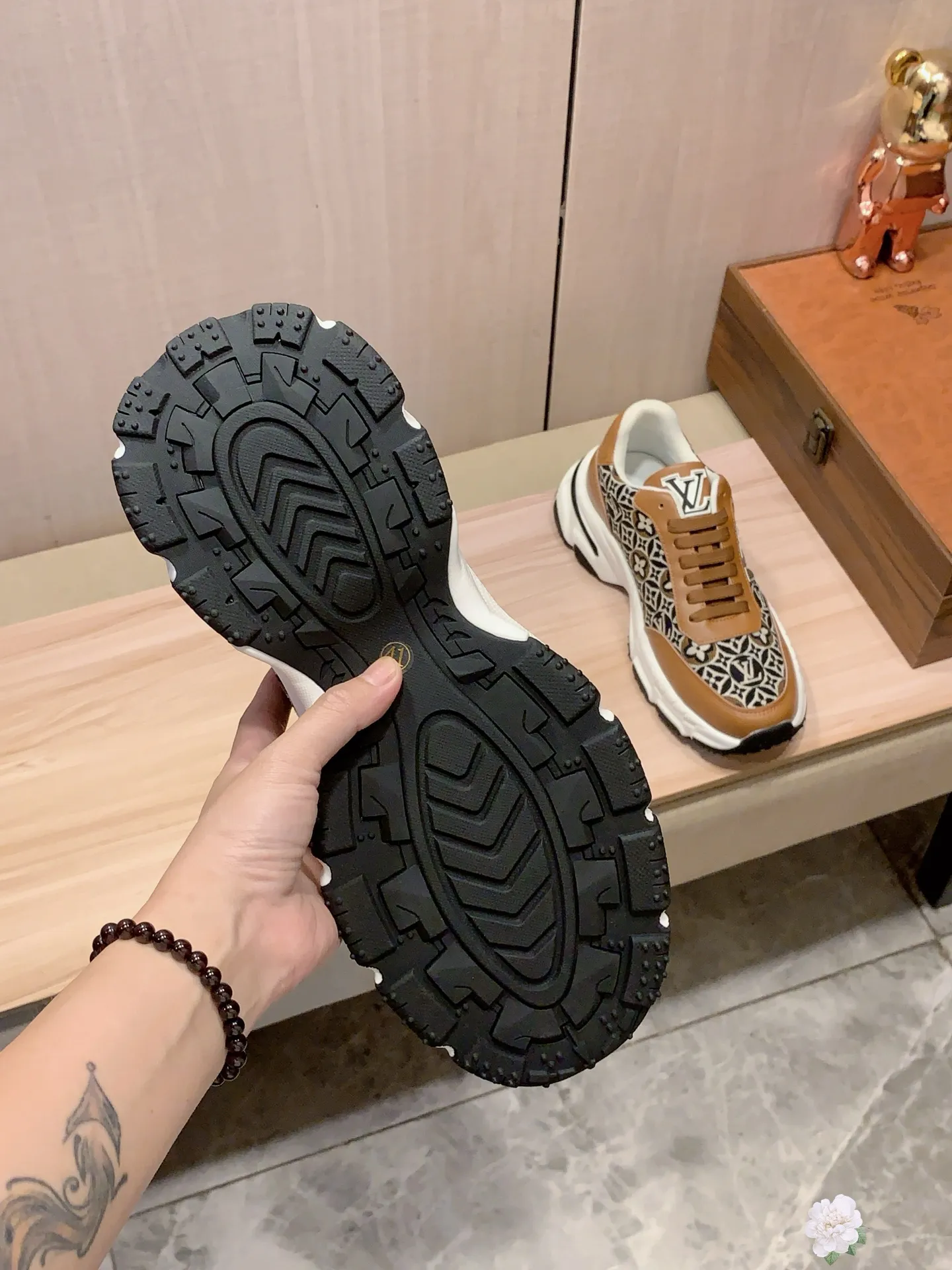 Men's Men's Shoes 💰460💰💰🎩🎩[Lightning][Lightning] "Lv*" The latest and most popular casual shoes, top brands [Seduce] Luxury ~ Purchasing Agency, Top ~ Quality. [Strong] The upper is made of imported breathable cowhide with material ➕ breathable sheepskin feet (•) and fine workmanship. The original stylish and stylish soft rubber wear-resistant and non-slip outsole is light and comfortable on the feet. The real thing looks better when photographed in person. 111: code: 38-44, 3️⃣ colors selected